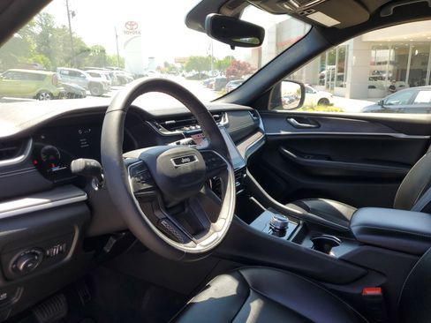 Used 2024 Jeep Grand Cherokee Limited AWD/4WD image 18