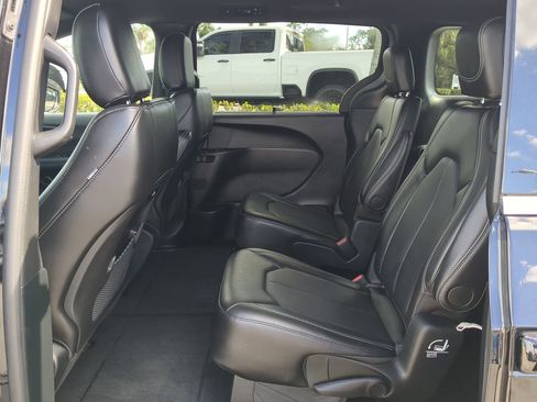 Used 2025 Chrysler Pacifica Select image 14