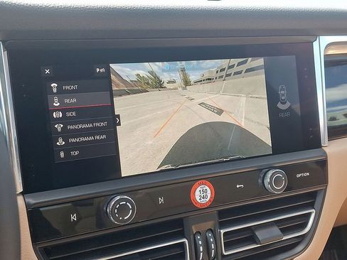 Used 2025 Porsche Macan image 19