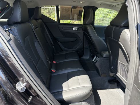 Certified 2025 Volvo XC40 B5 Core image 33