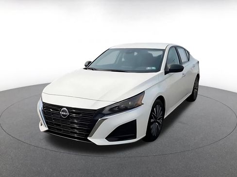 Used 2025 Nissan Altima 2.5 SV FWD image 6