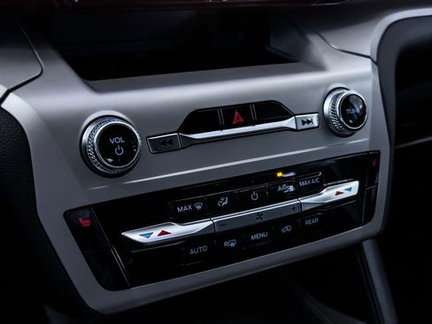 Used 2023 Ford Explorer XLT image 48