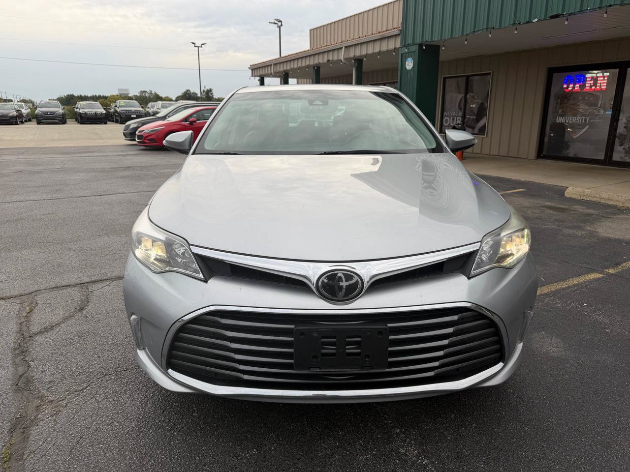 Used 2018 Toyota Avalon Limited w/ All Weather Liner Package FWD image 8