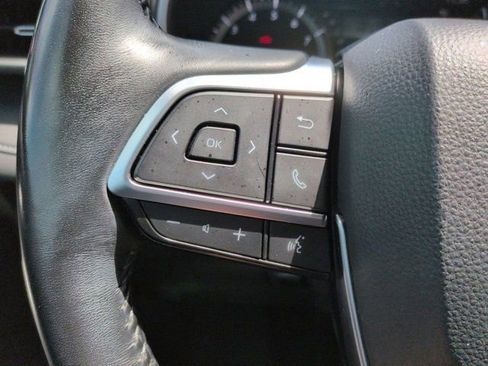 Used 2021 Toyota Highlander XLE FWD image 24