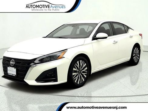 Used 2023 Nissan Altima 2.5 SV FWD image 1