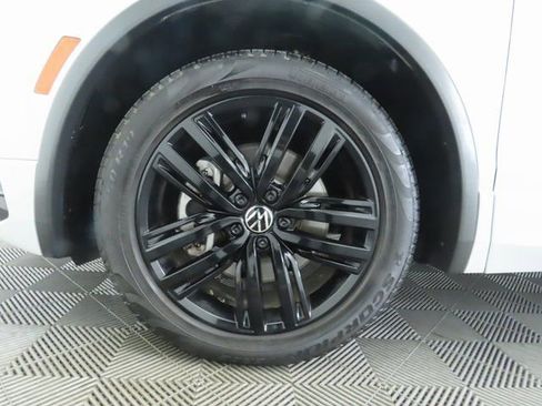 Used 2022 Volkswagen Tiguan SE R-Line image 30