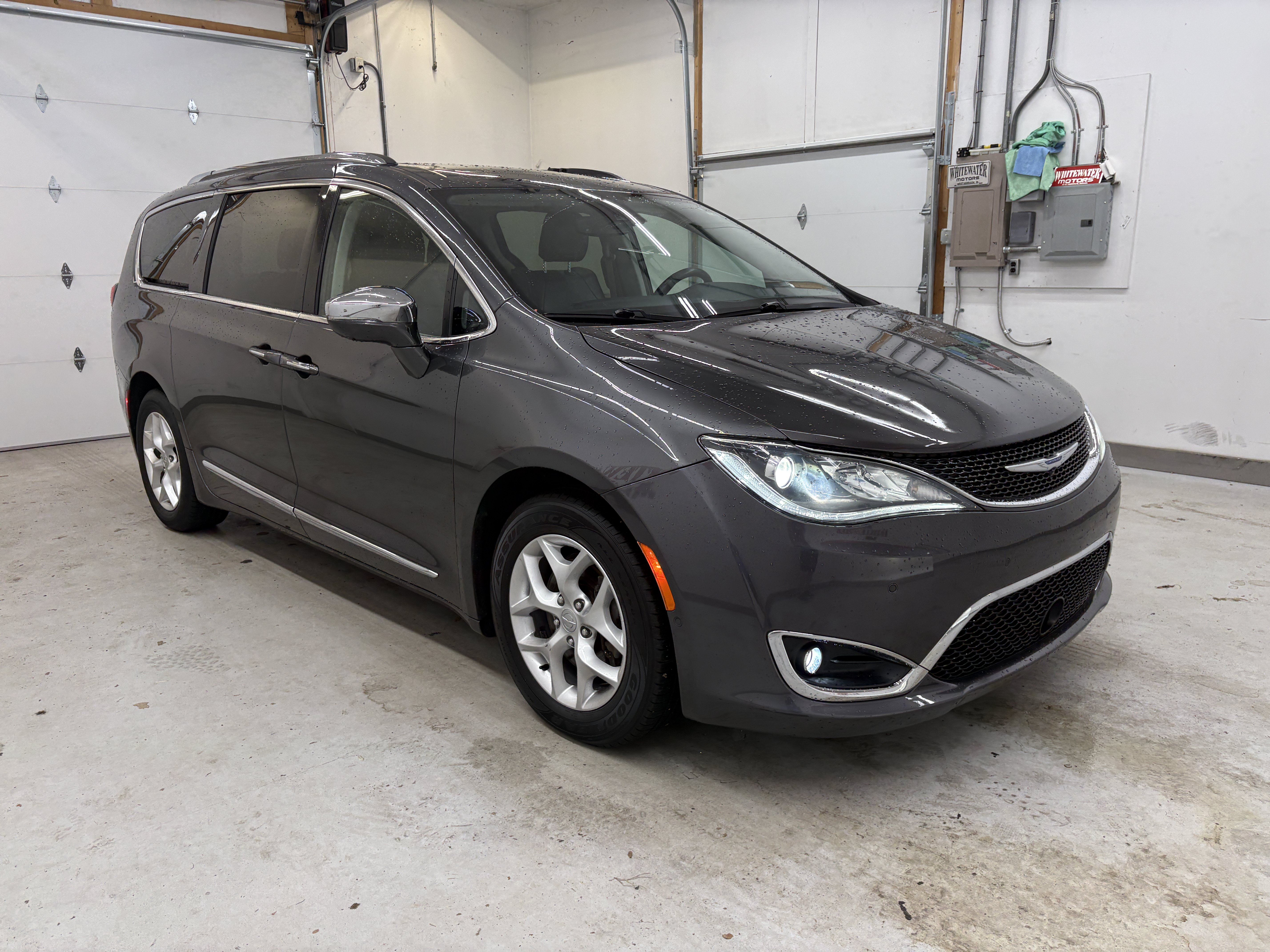 Used 2020 Chrysler Pacifica Limited w/ Advanced Safetytec Group FWD image 5