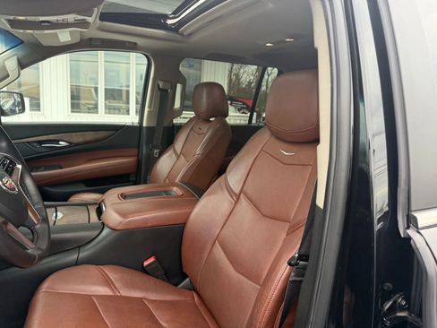 Used 2015 Cadillac Escalade ESV Luxury image 16