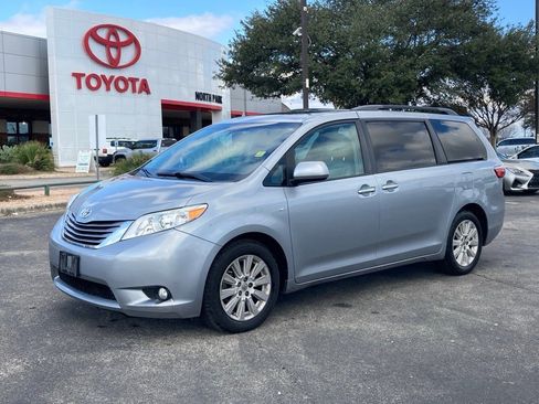 Used 2016 Toyota Sienna XLE image 1