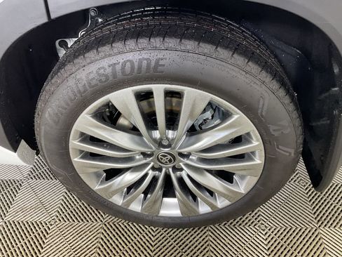 New 2026 Toyota Highlander Platinum image 5