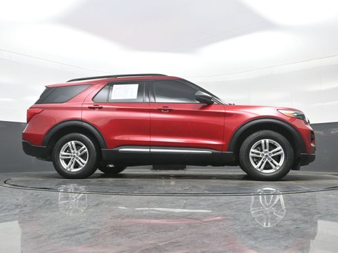 Used 2022 Ford Explorer XLT image 32