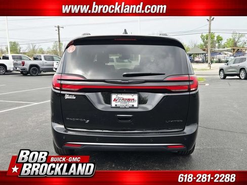 Used 2025 Chrysler Pacifica Limited FWD image 4