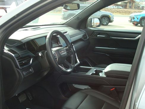 Used 2025 GMC Acadia Elevation w/ Elevation Premium Package image 8