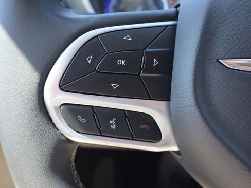 Used 2023 Chrysler Pacifica Touring-L FWD image 18