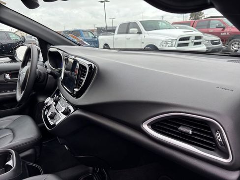 Used 2025 Chrysler Pacifica Select FWD image 27
