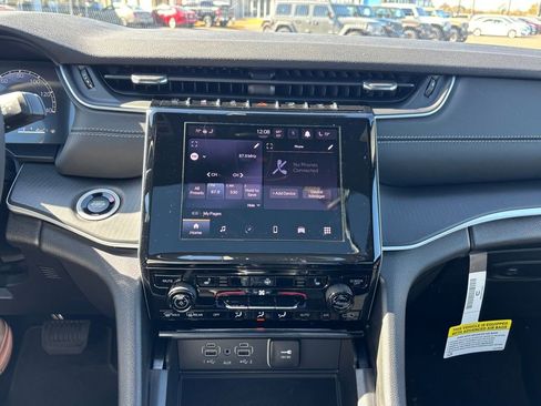 New 2025 Jeep Grand Cherokee Laredo X w/ Luxury Tech Group I image 25