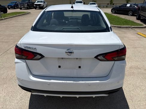 Used 2022 Nissan Versa S FWD image 9