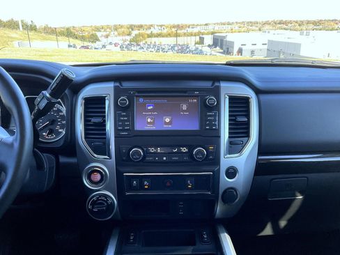 Used 2018 Nissan Titan SV w/ SV Convenience Package image 13
