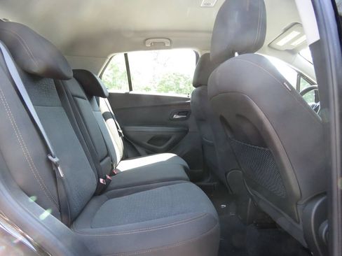 Used 2020 Chevrolet Trax LS AWD/4WD image 16