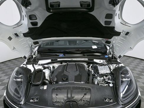 Certified 2025 Porsche Macan image 40