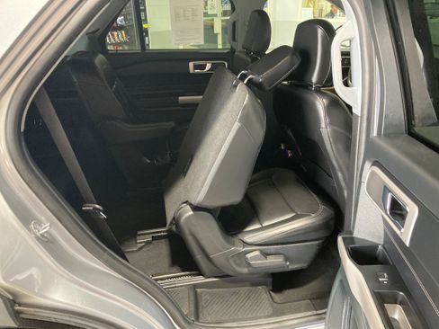 Used 2022 Ford Explorer XLT w/ Equipment Group 202A AWD/4WD image 9