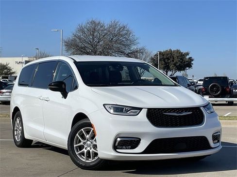 Used 2024 Chrysler Pacifica Touring-L image 2