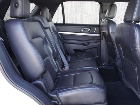 Used 2019 Ford Explorer XLT w/ Equipment Group 202A image 9