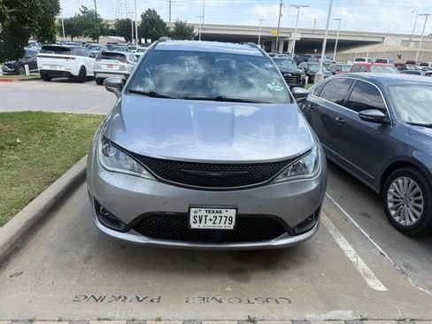 Used 2020 Chrysler Pacifica Touring-L w/ Advanced Safetytec Group FWD image 2