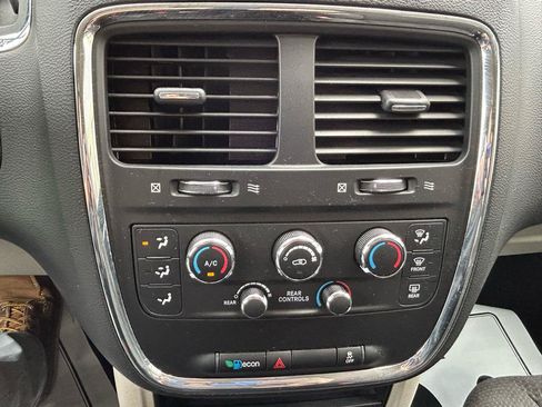 Used 2018 Dodge Grand Caravan SE w/ UConnect Hands-Free Group FWD image 23
