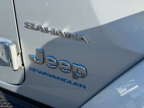 Used 2023 Jeep Wrangler Unlimited Sahara w/ Dual Top Group AWD/4WD image 6