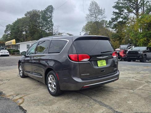 Used 2017 Chrysler Pacifica Limited image 6