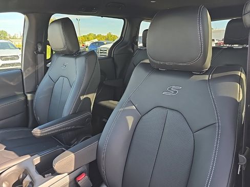 New 2026 Chrysler Pacifica Select w/ S Appearance Package image 17