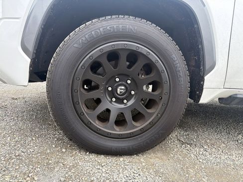 Used 2022 Toyota Tundra Limited image 9