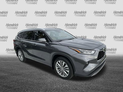 Used 2024 Toyota Highlander Platinum FWD image 2