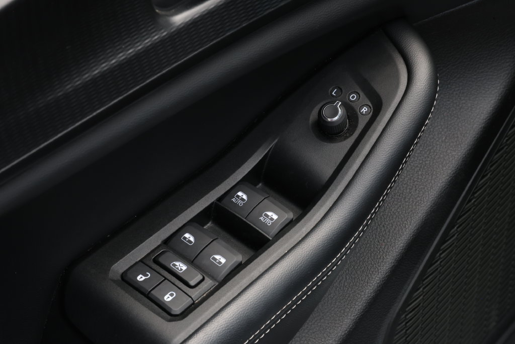 Used 2024 Jeep Grand Cherokee L Altitude AWD/4WD image 17
