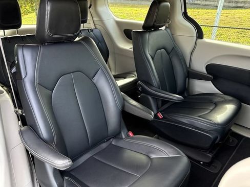 Used 2024 Chrysler Pacifica Limited FWD image 21