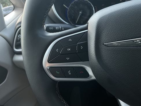 Used 2024 Chrysler Pacifica Touring-L FWD image 30