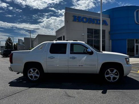 Used 2012 Chevrolet Avalanche LTZ AWD/4WD image 4