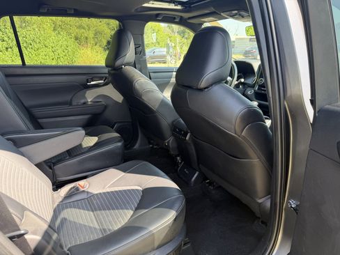 Used 2023 Toyota Highlander XSE AWD/4WD image 24