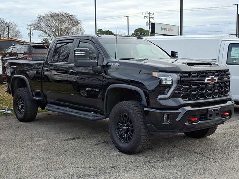 Used 2025 Chevrolet Silverado 2500 ZR2 w/ Technology Package image 2