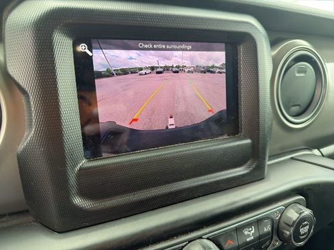 Used 2022 Jeep Gladiator Sport AWD/4WD image 3