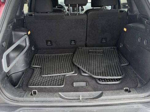 Used 2017 Jeep Cherokee Latitude w/ Cold Weather Group AWD/4WD image 19