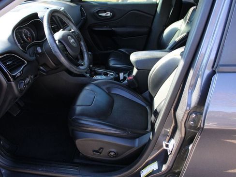 Used 2019 Jeep Cherokee Latitude Plus image 10