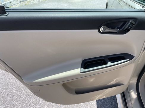 Used 2011 Chevrolet Impala LT w/ Luxury Edition Package FWD image 13