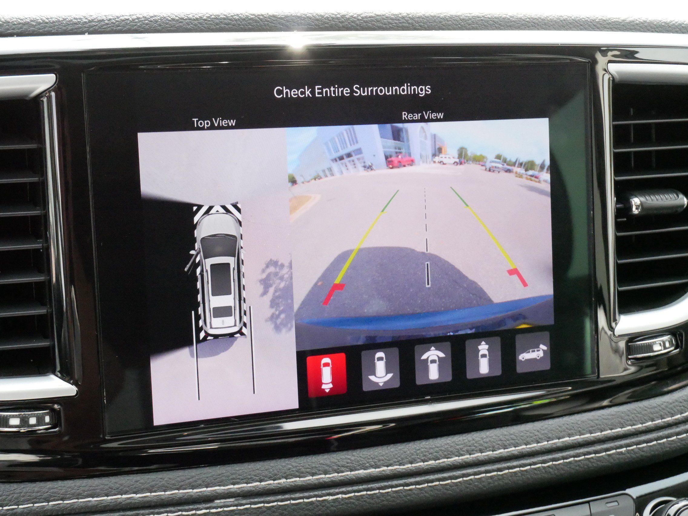 Used 2022 Chrysler Pacifica Limited w/ Uconnect Theater Family Group FWD image 30