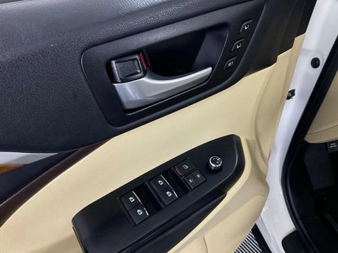 Used 2017 Toyota Highlander Limited Platinum w/ Carpet Mat Package AWD/4WD image 35