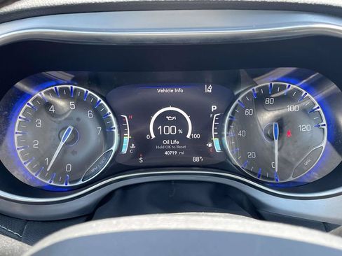 Used 2025 Chrysler Pacifica Limited FWD image 32