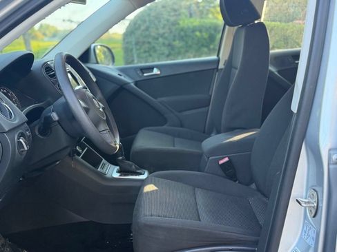 Used 2018 Volkswagen Tiguan Limited w/ Alloy Wheels Package FWD image 10