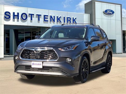 Used 2023 Toyota Highlander L image 3