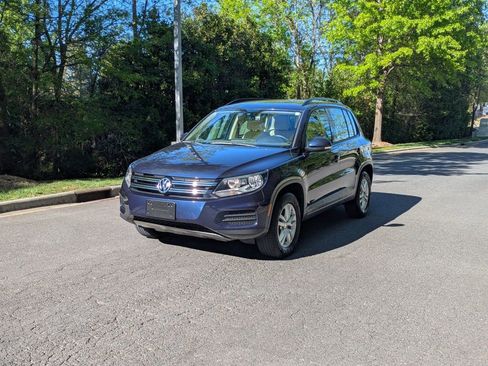 Used 2016 Volkswagen Tiguan S image 2